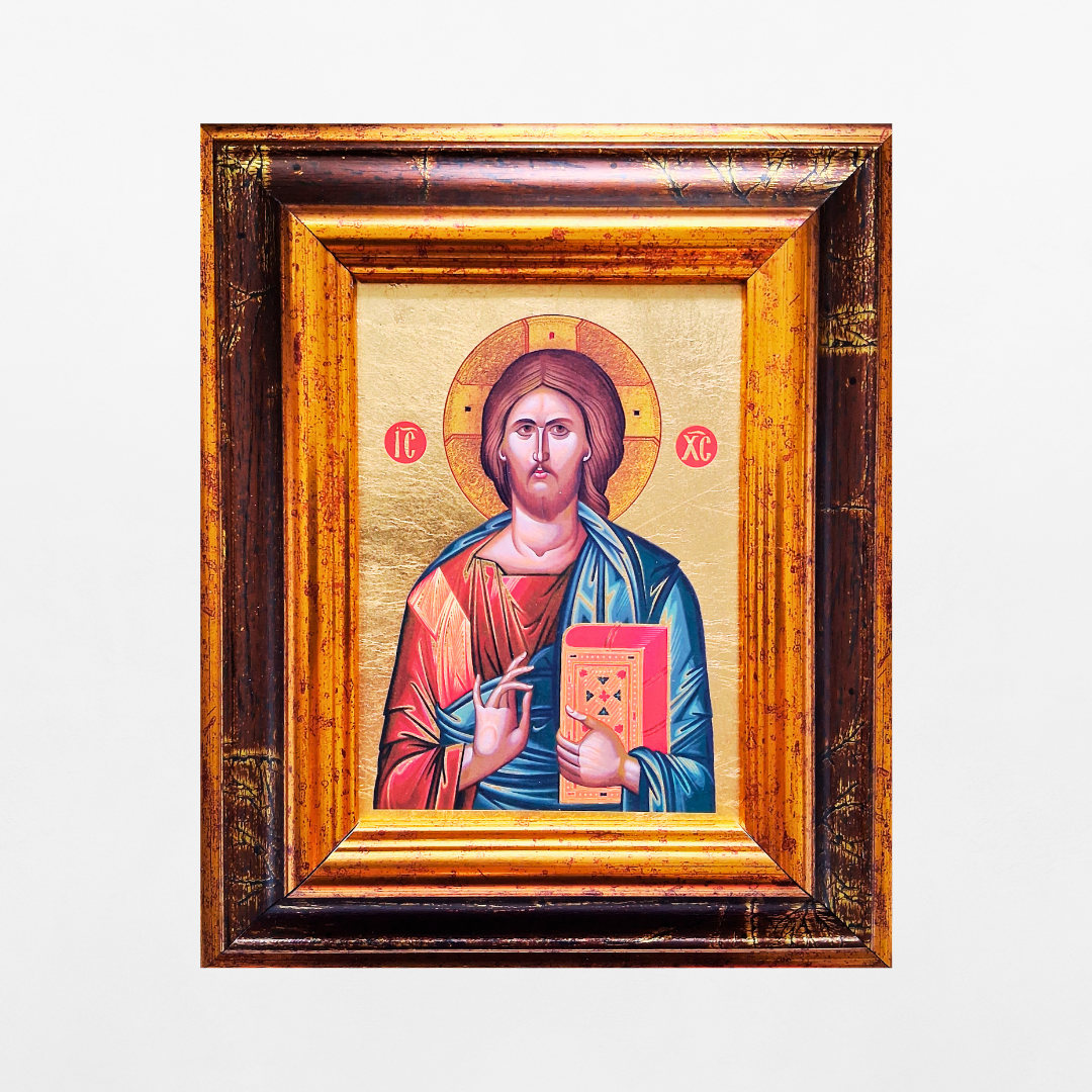 Ikone Christus Pantokrator im verzierten Holzrahmen vor weißem Hintergrund.