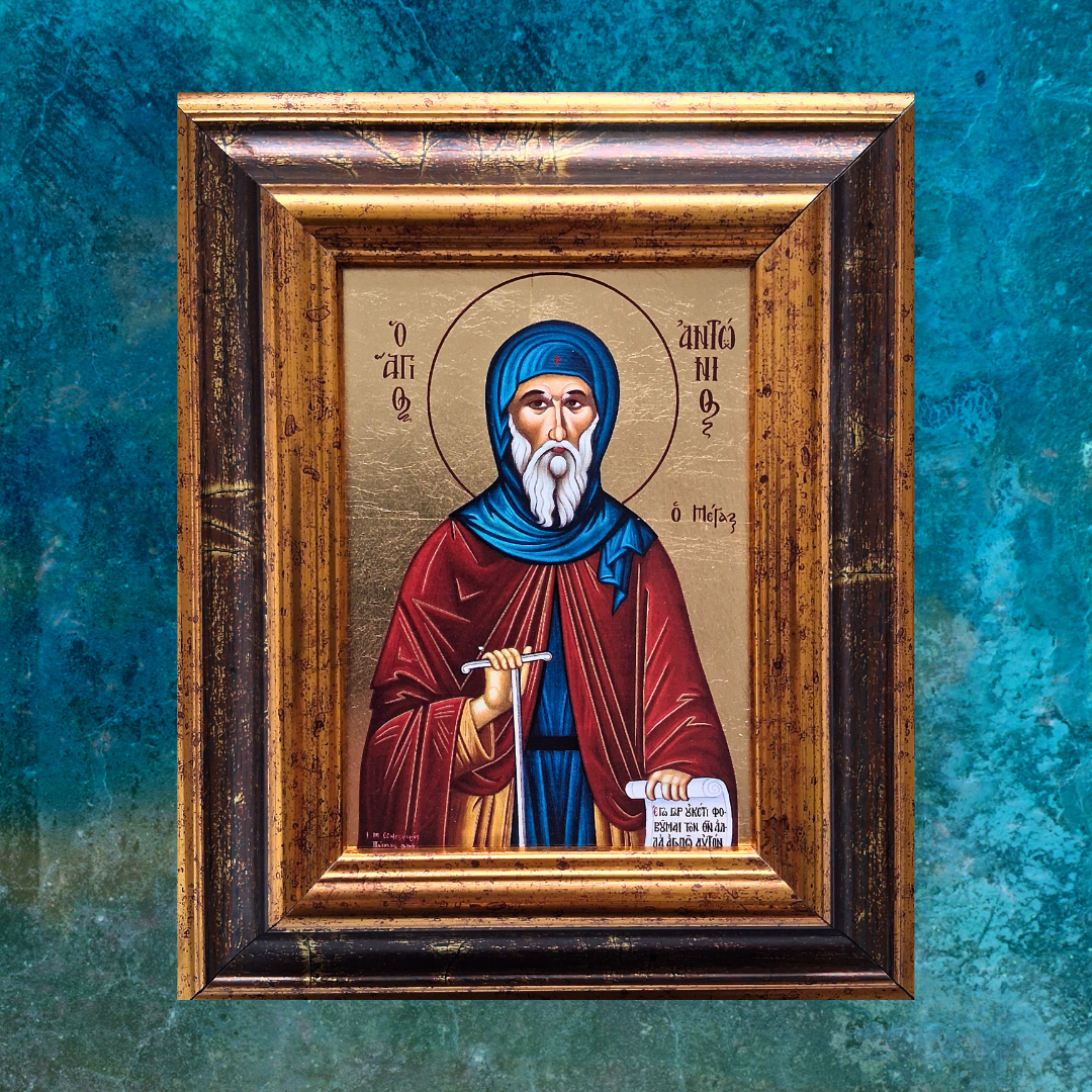 Ikone des Heiligen Antonius im verzierten Holzrahmen vor blau-grünem Hintergrund.