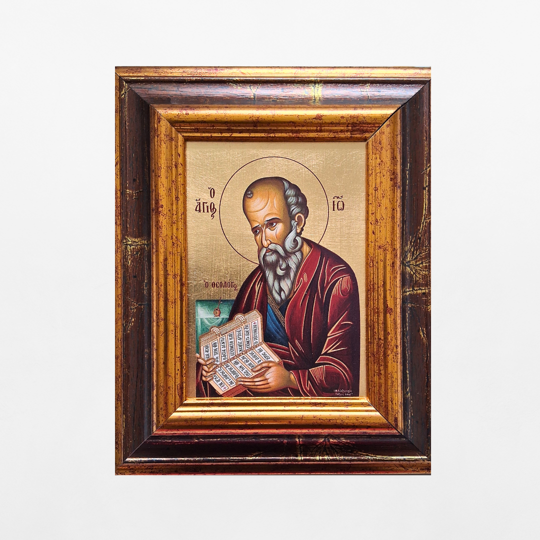 Ikone des Heiligen Johannes des Theologen im verzierten Holzrahmen vor weißem Hintergrund.