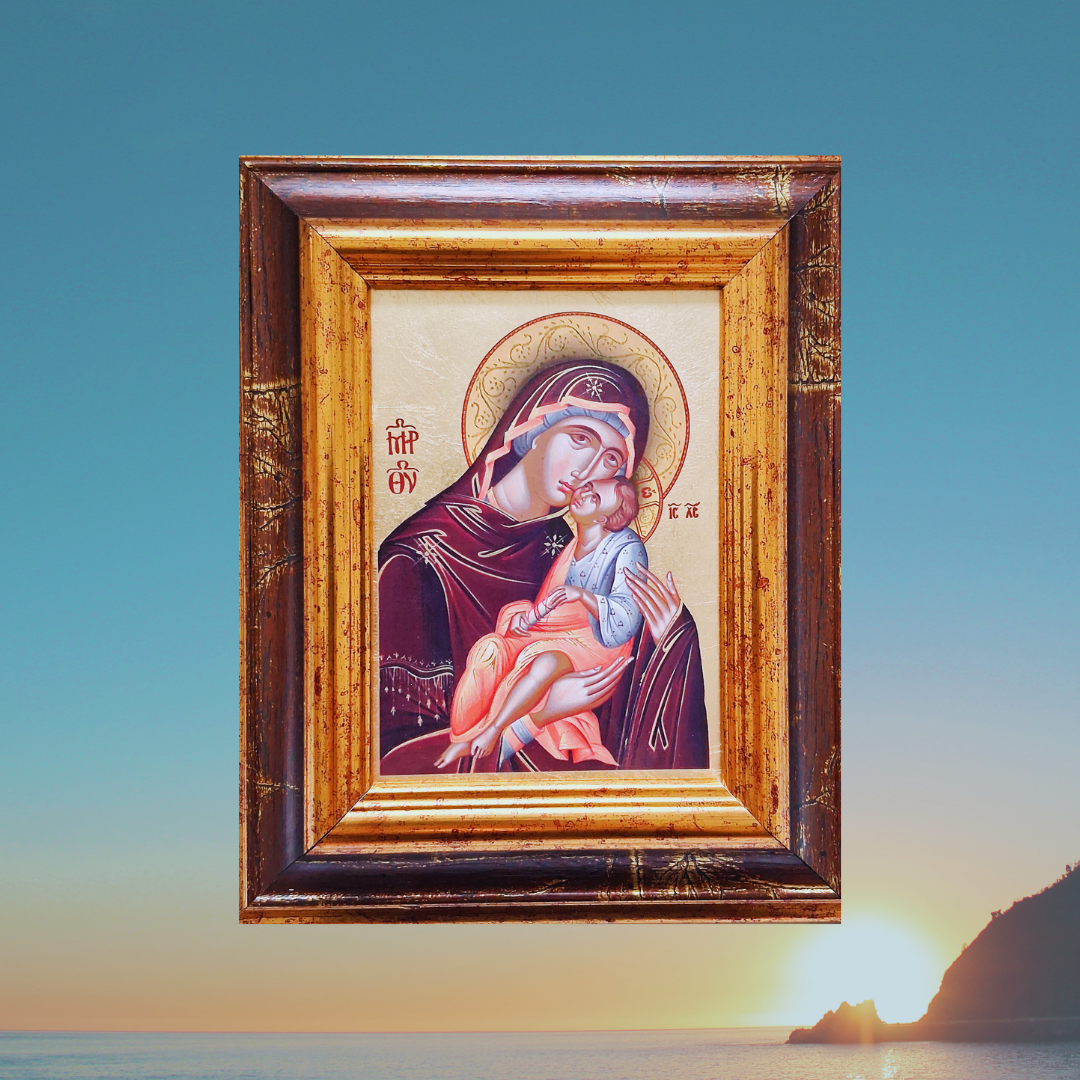 Ikone „Madonna Glikofilussa“ im verzierten Holzrahmen vor Sonnenuntergang am Meer.