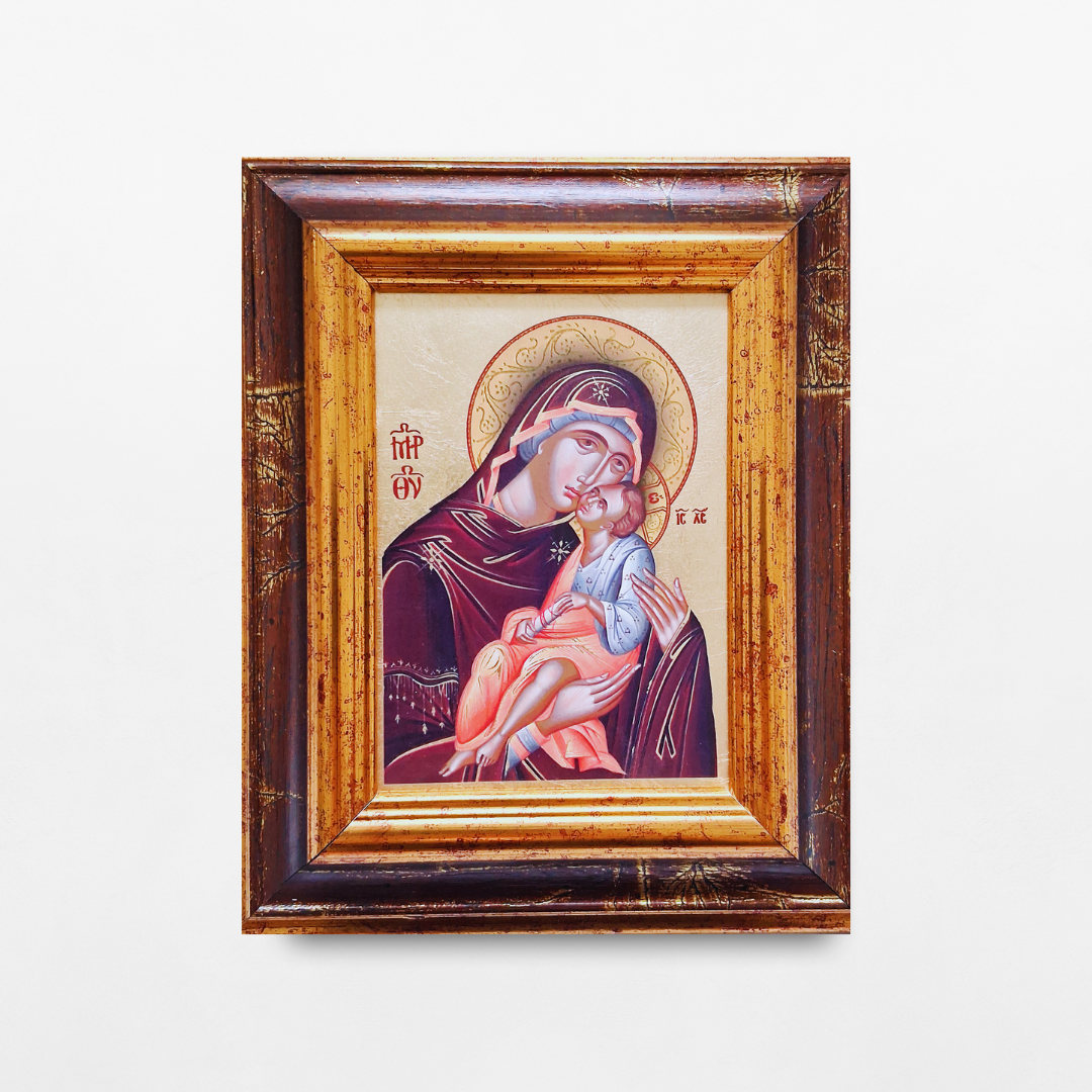 Ikone „Madonna Glikofilussa“ im verzierten Holzrahmen vor weißem Hintergrund.