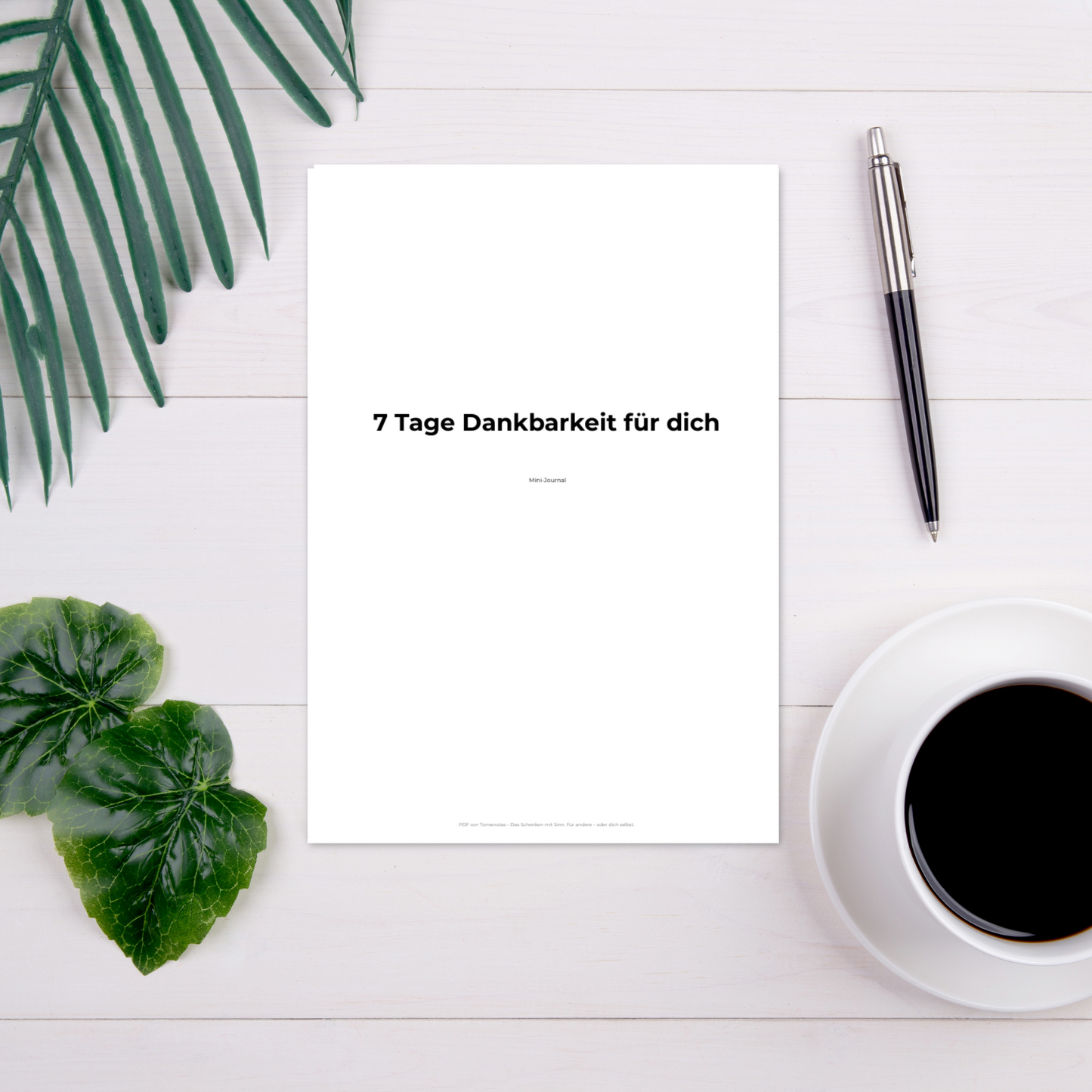 7 Tage Dankbarkeit für dich – Dankbarkeitsjournal PDF auf Schreibtisch mit Kaffee, Stift und Pflanzen