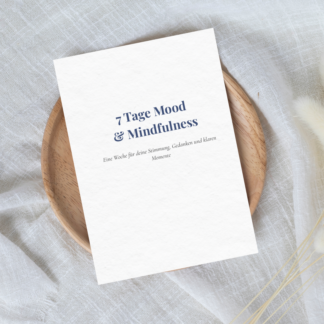 7 Tage Mood & Mindfulness – Mini-Journal als PDF, Titelblatt auf Holzschale mit Stoffhintergrund