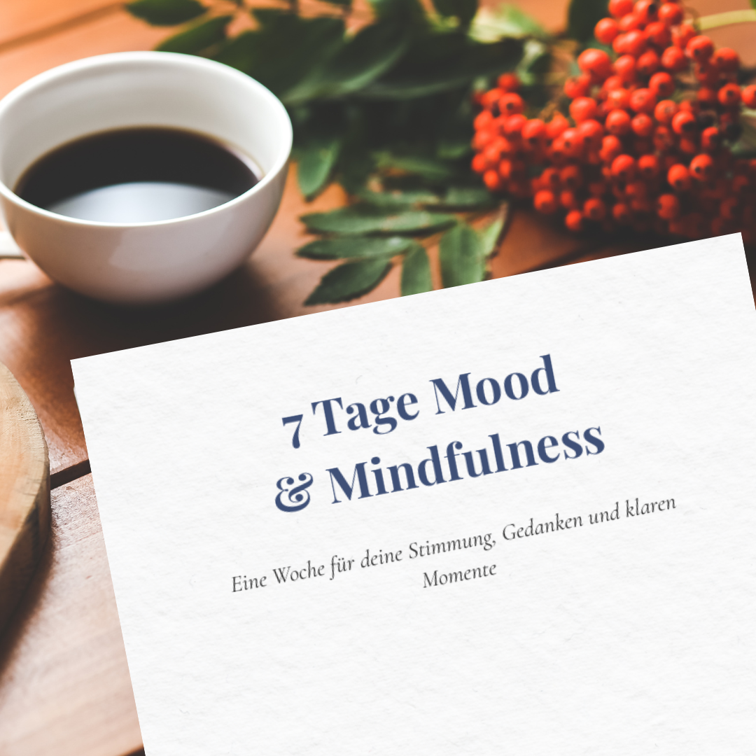 7 Tage Mood & Mindfulness – PDF-Journal mit Titelblatt, daneben Kaffee und rote Beerenzweige auf Holztisch