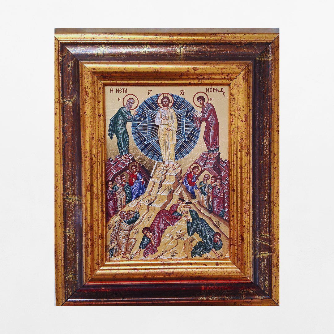 Ikone „Die Verklärung Christi auf dem Berg Tabor“ im verzierten Holzrahmen vor weißem Hintergrund.