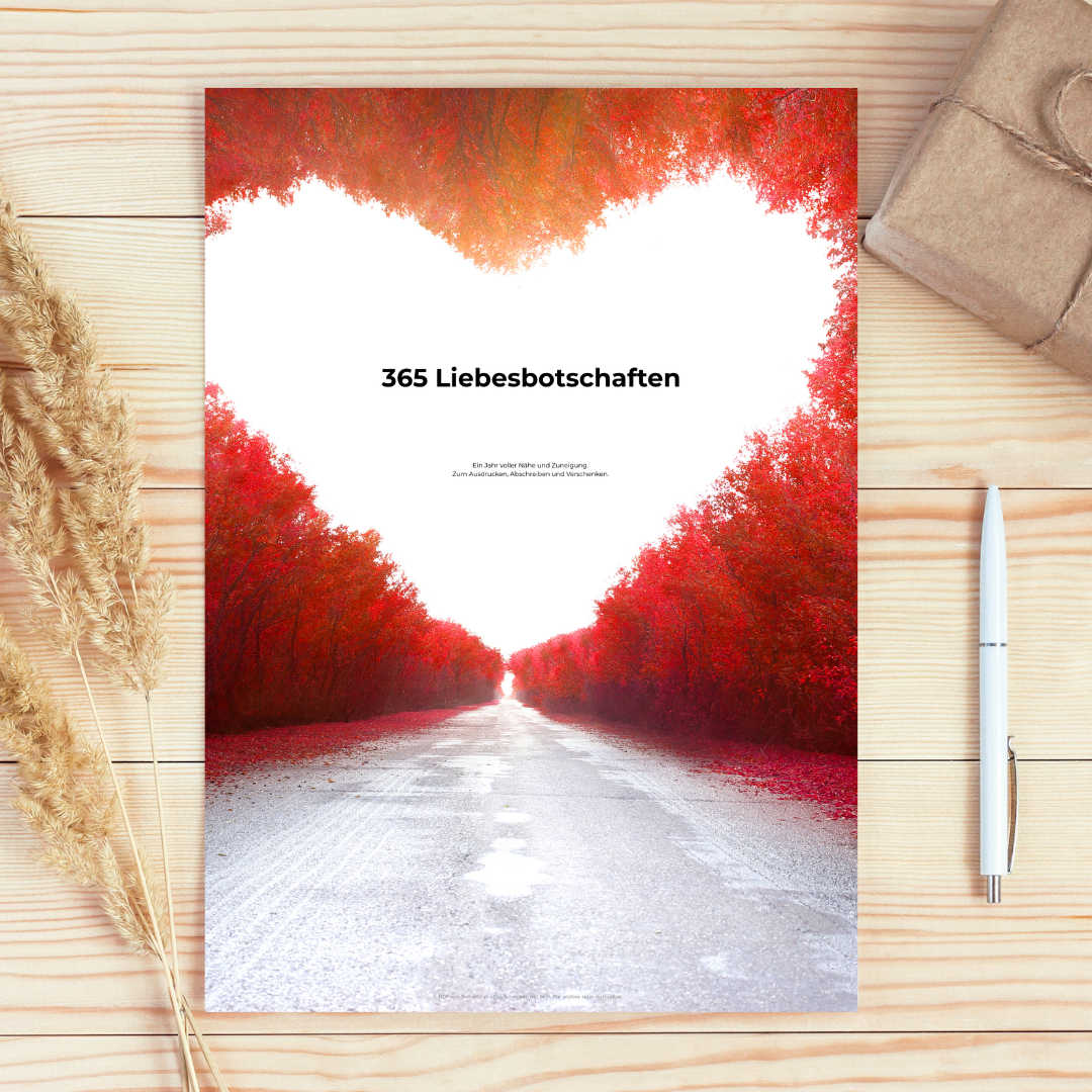 Mockup des PDF „365 Liebesbotschaften“ mit rotem Herbstwald in Herzform, Cover auf Holzuntergrund mit Stift und Geschenk daneben.