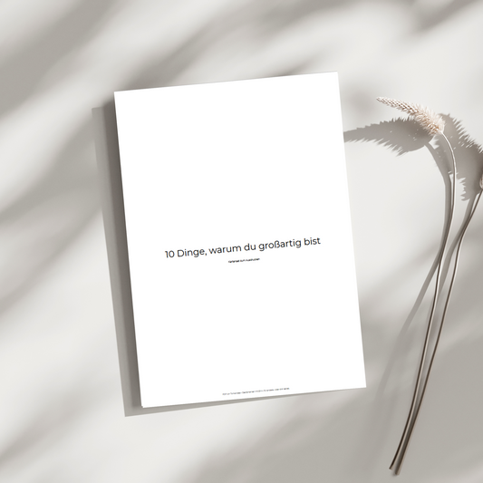 Mockup des PDF-Kartensets 10 Dinge, warum du großartig bist – Geschenk zum Ausdrucken, A4-Seite auf hellem Hintergrund mit Gräsern dekoriert.