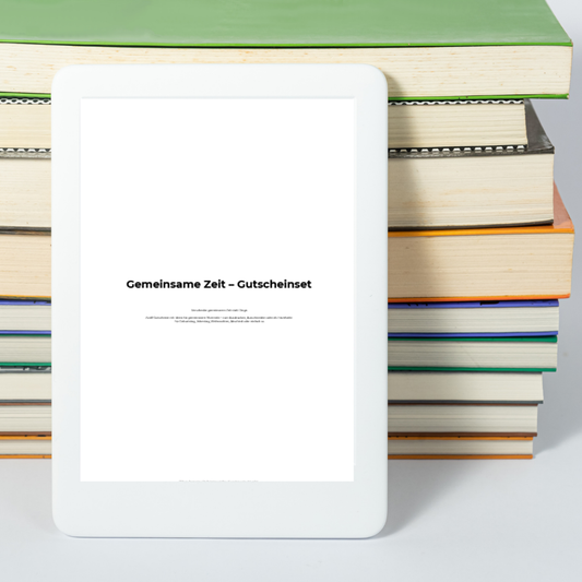 Gemeinsame Zeit – Gutscheinset als PDF zum Ausdrucken, Cover auf E-Reader vor Bücherstapel