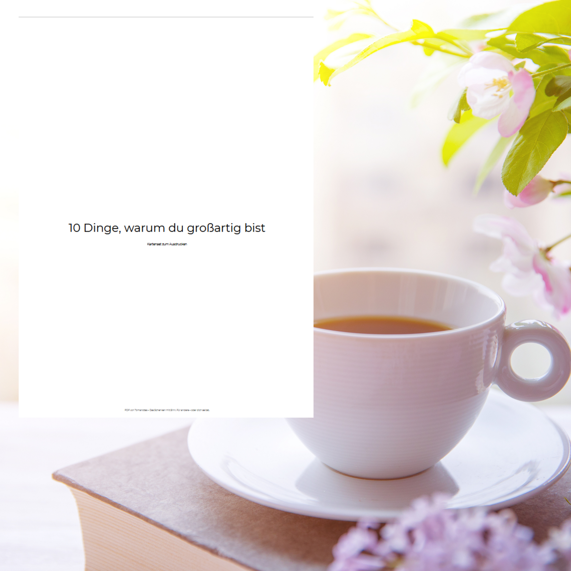 Mockup des PDF-Kartensets 10 Dinge, warum du großartig bist – Seite auf A4 neben Teetasse und Blumen, Geschenk zum Ausdrucken.