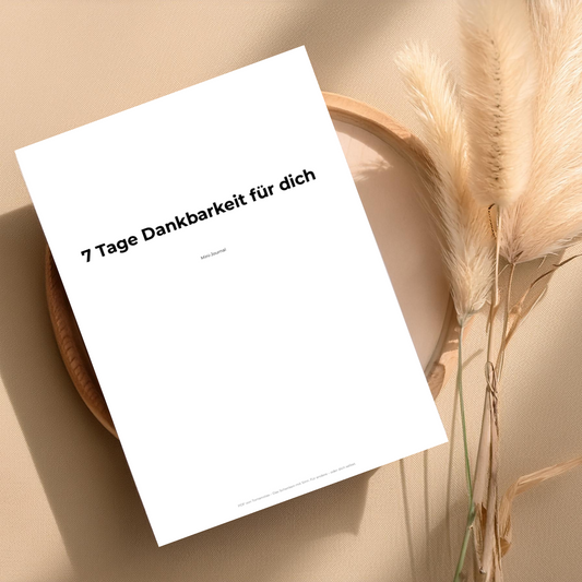 7 Tage Dankbarkeit für dich – Mini-Journal als PDF, Titelblatt auf einem Teller mit Trockenblumen
