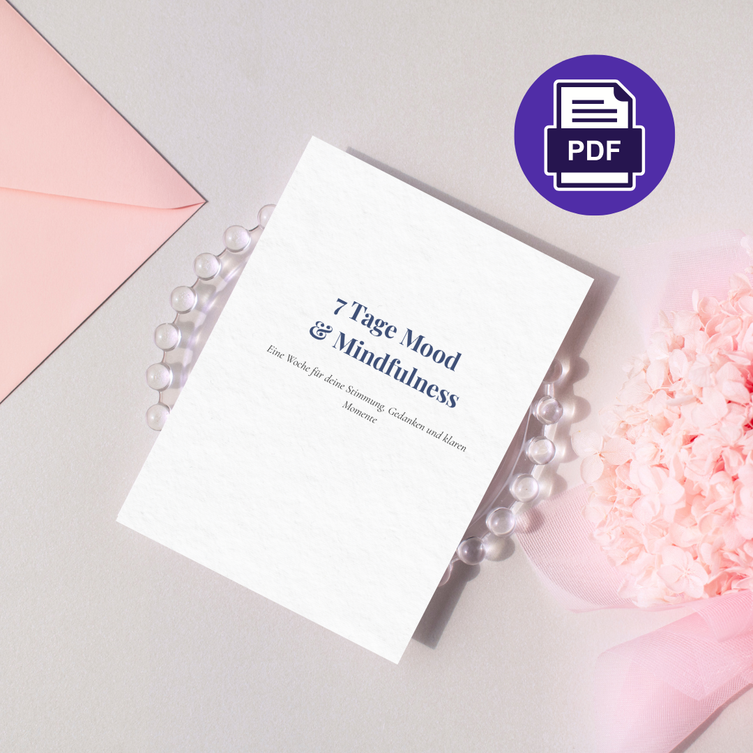 7 Tage Mood & Mindfulness – PDF-Journal, Titelblatt auf Schreibtisch mit Umschlag, Blumen und PDF-Symbol