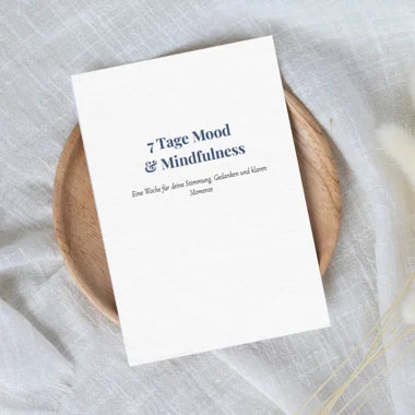 Cover der Tagebuchvorlage „7 Tage Mood & Mindfulness“ auf einem Holztablett mit Leinentuch – Achtsamkeit und Stimmung festhalten